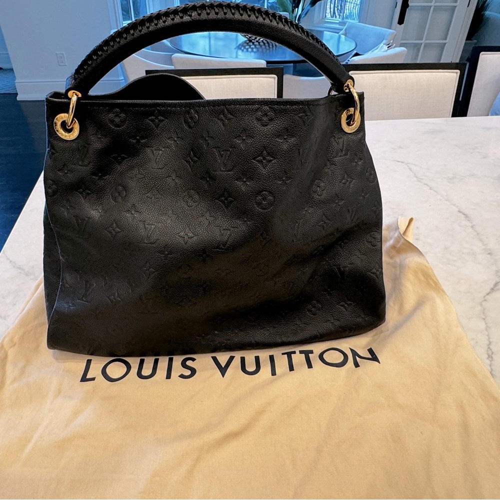 Louis Vuitton Artsy MM Noir/Black Empreinte AUTHENTIC. This bag is discontinued.